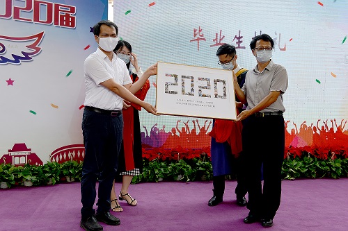 1593073477470082955.jpg 林元华老师和杨志刚老师代表公司接收同学的礼物.jpg