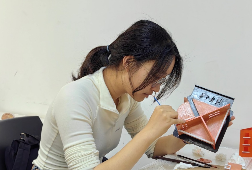 20241218-选手在现场制作作品-英国威廉希尔英文官网-图2.png