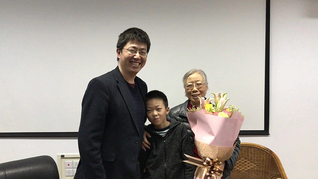 1527236828307041879.jpg 朱静院士(右1)和曾经的员工钟虓龑老师(左1).jpg